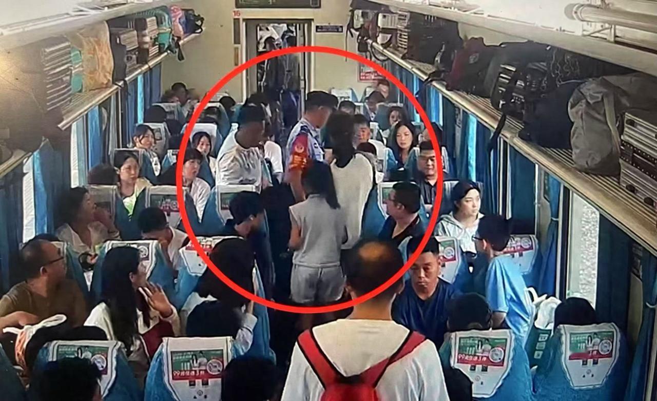 我就在这坐着怎么了！”一名购买无座票的女子，因在火车上霸占其他旅客座位、扰乱车厢