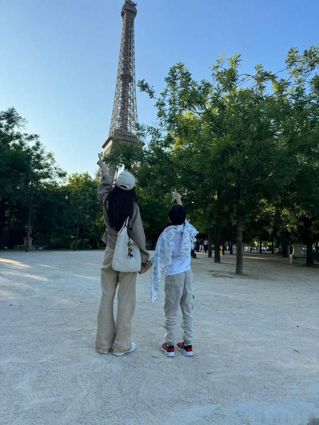 Angelababy带小海绵回香港 精彩的法国之旅结束了，母子俩安全回到香港[期