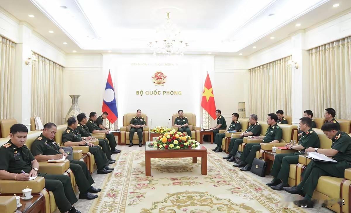 从会客厅内的国旗设置可以看出，越老双方官员会谈是对等规格，根据以往的设置模式，越