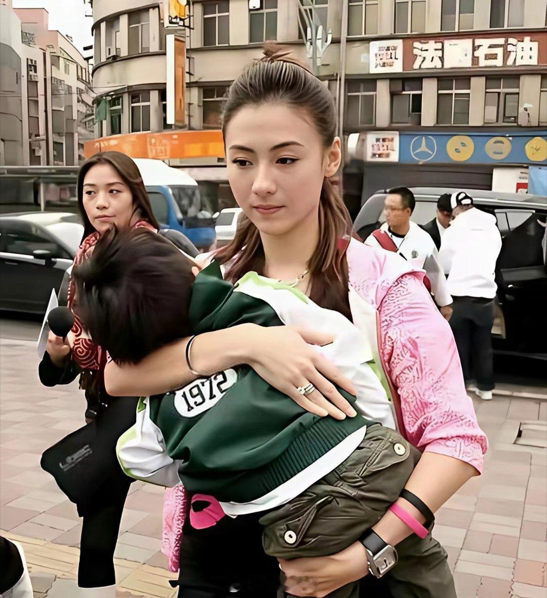 张柏芝这回是真的寒心了。捂了八年的私事，到头来还是被人扯出来当八卦嚼。谢贤离世后