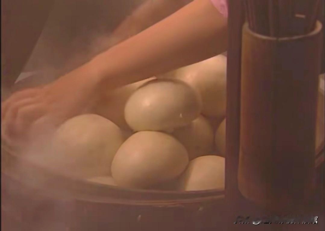 一直以为炊饼是武大郎做的，谁知道是潘金莲做的，武大郎在睡懒觉[捂脸]