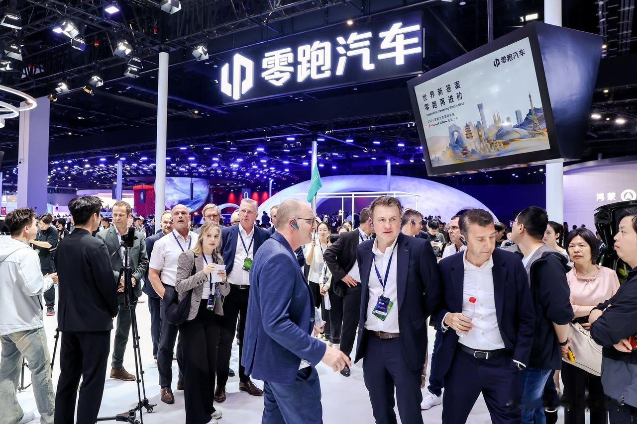 看懂了零跑展台的老外，就看懂了中国新能源车为什么能赢！
 
在北京车展众多展台中