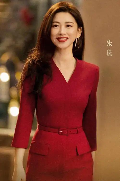 朱珠到底有多飒 朱珠那叫一个飒，活脱脱像个气场全开的“女战神”！她出席活动的时候
