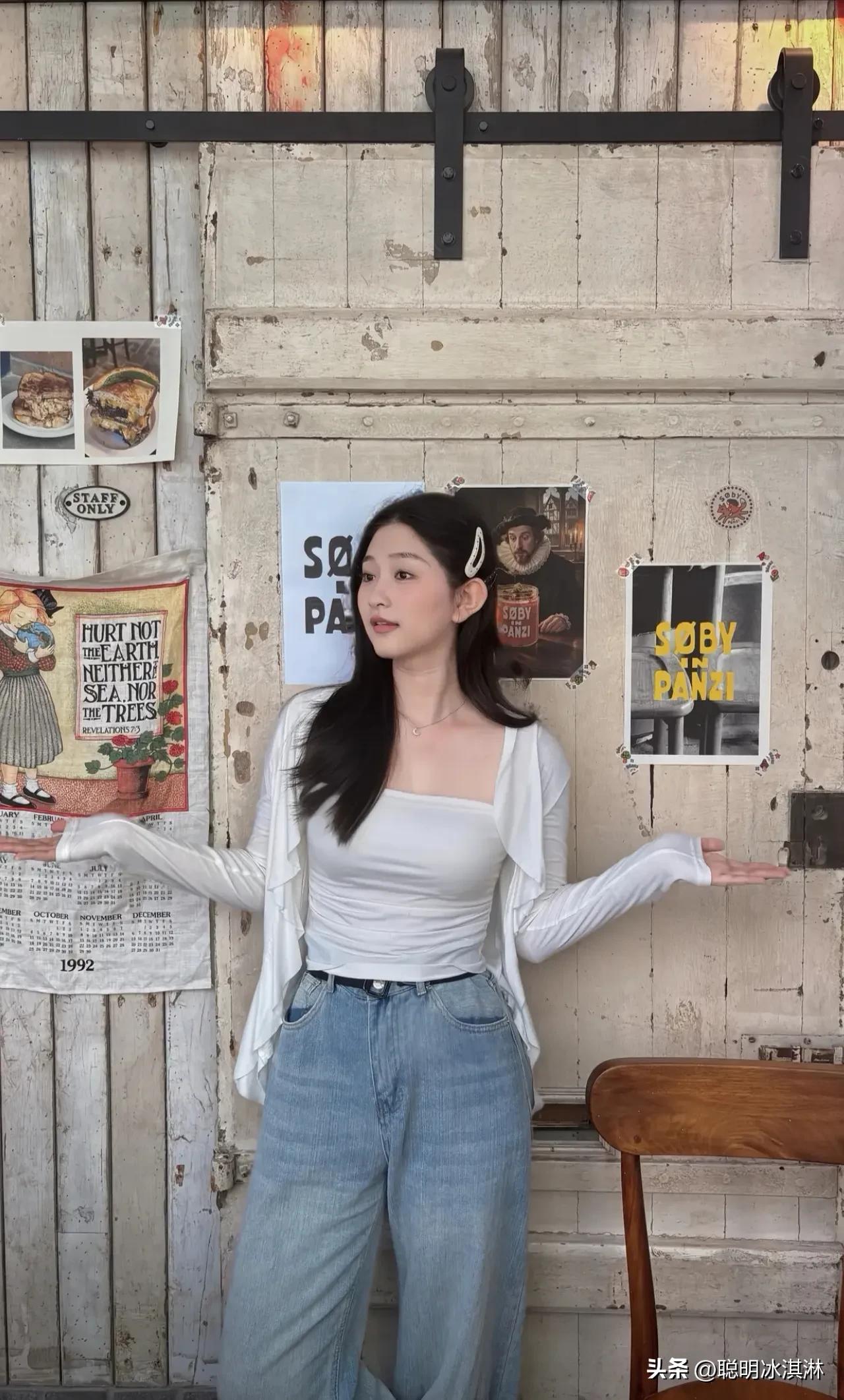少女心事谁能懂
指尖绕发梢，低头笑藏春。  
一句“你好呀”，心跳漏半拍。  