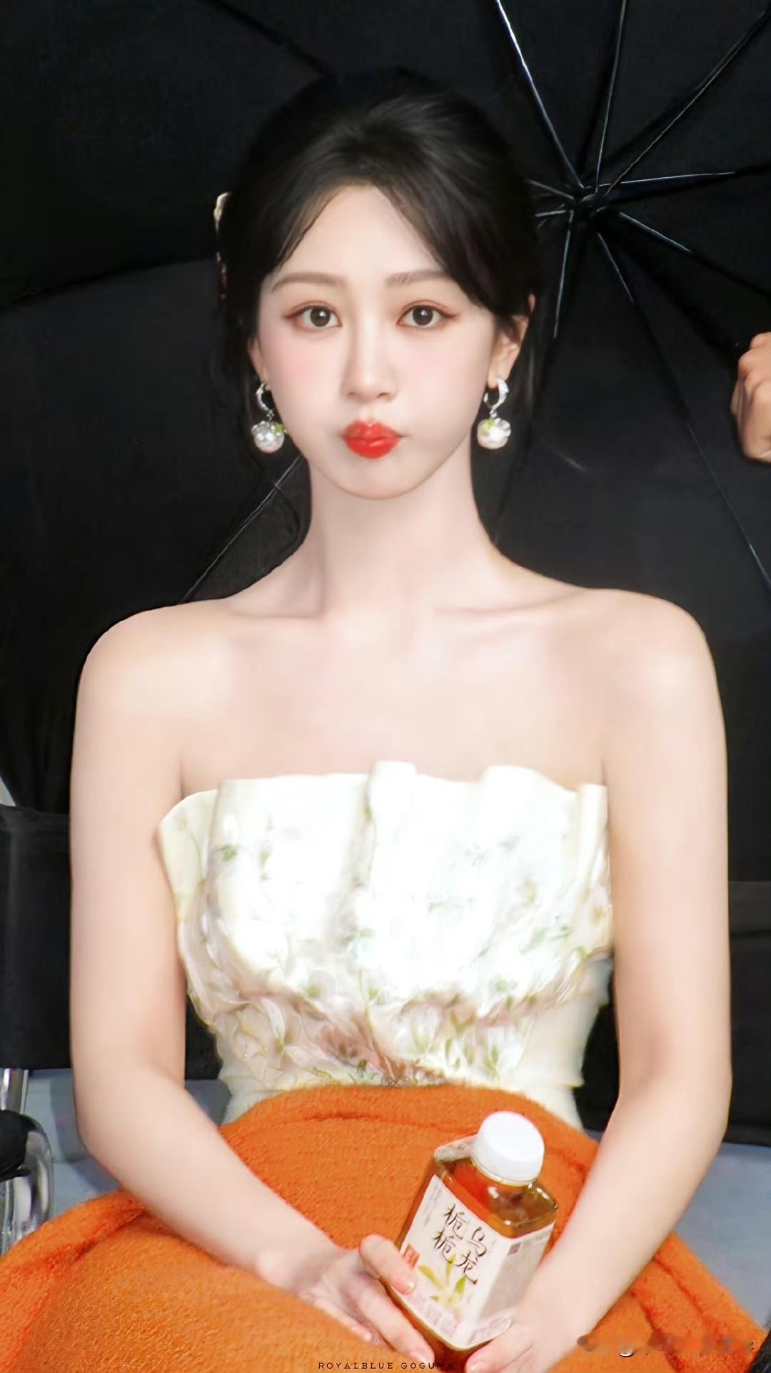 杨紫这个嘟嘟嘴奶萌奶萌的，真的好想Rua 一下她的小脸蛋啊，感觉好软好Q好弹啊，