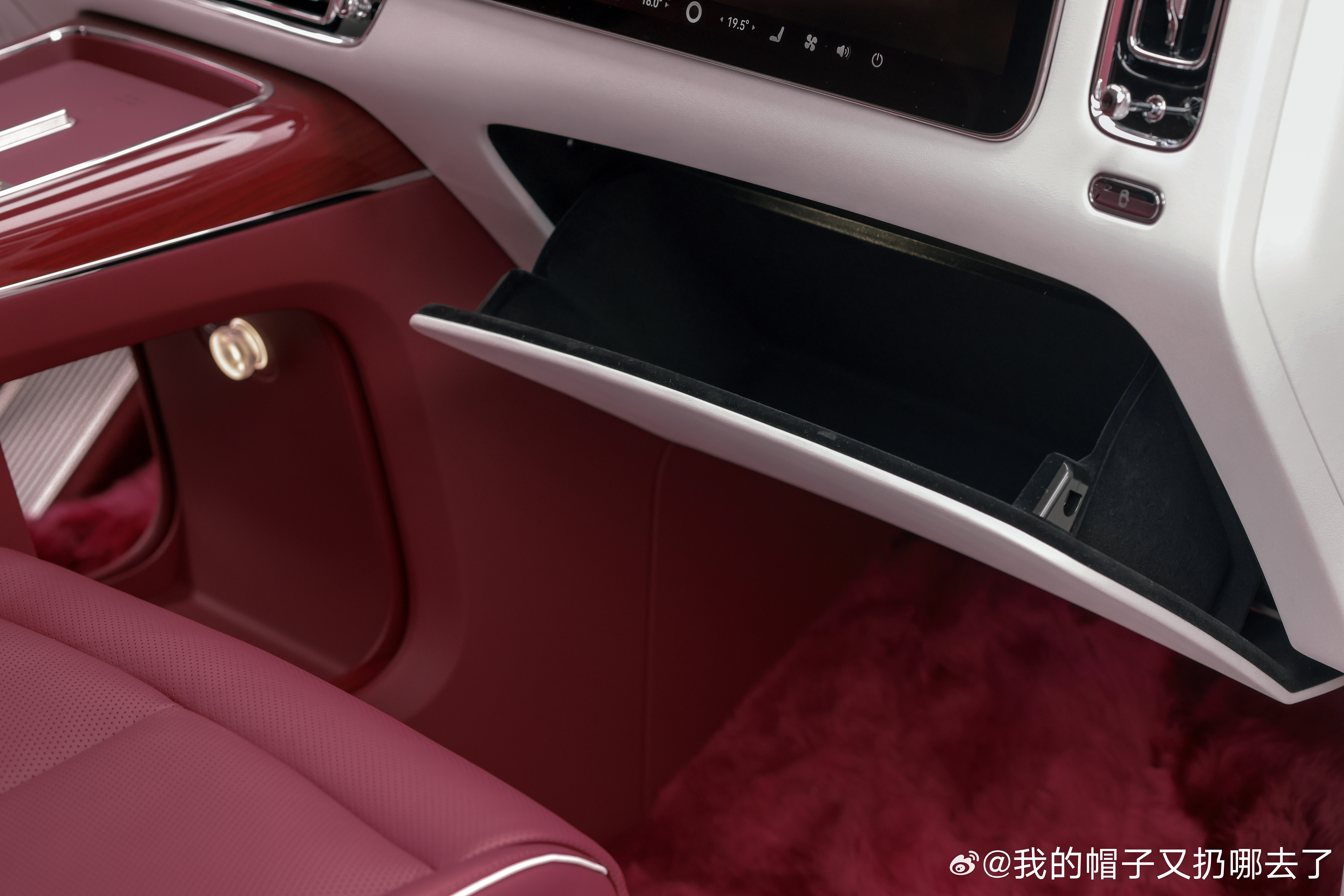 尊界V800售价76.6万起正式官宣定价之后热度居高不下，76.6万起步的尊界V