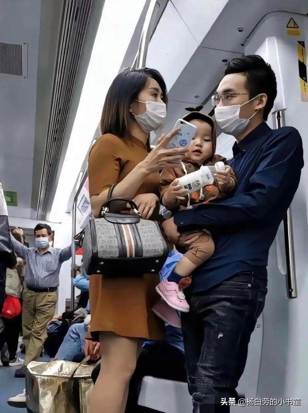 美女老婆经常和同事出差
结婚两年她除了生娃在家
基本上都是为了工作生活
在外面奔