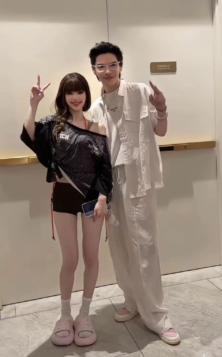 7月11日，向佐看赵露思澳门演唱会，两人在后台开心合影。

赵露思与向佐也是多年