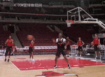 欣赏一下乔丹与科比的训练后仰跳投场面，乔丹的潇洒，科比的显得有点拘谨