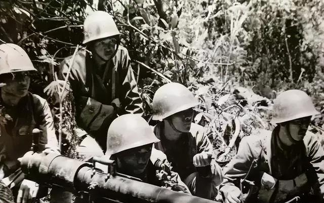 84年越军假扮解放军进入老山，路上高声歌唱，李海欣：战斗准备

突然，三个身影闯