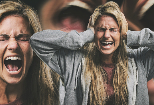 56岁阿姨长期情绪失控痛哭右眼失明情绪真的会伤人，甚至伤眼。长期大哭、情绪激动会