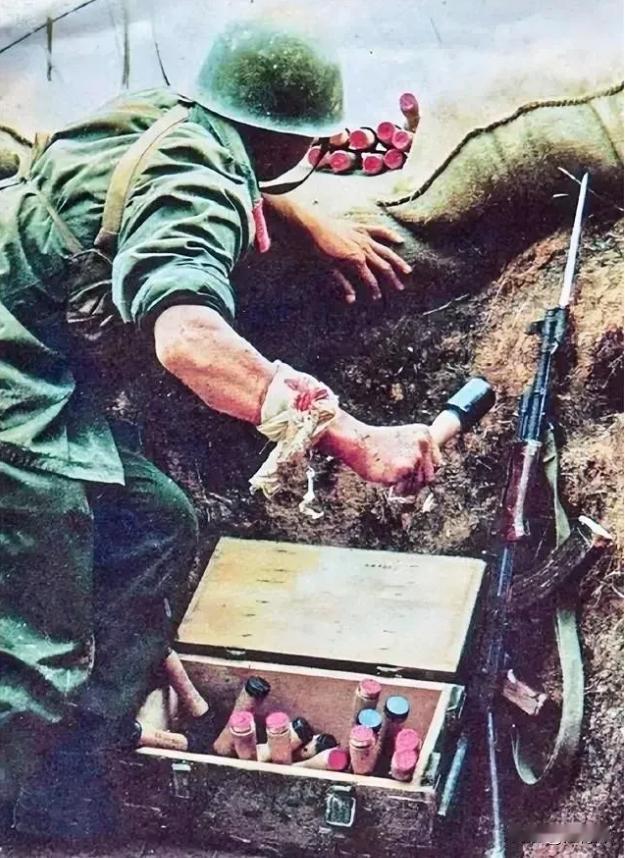 1984年，老山22岁战士陈洪远，迷路之后闯进一个山洞，他摸着黑走进去，发现里面
