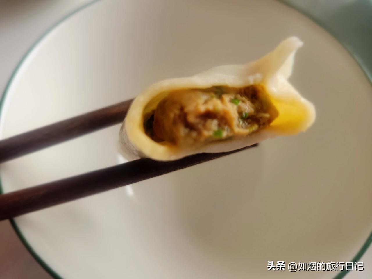 中午包了猪肉芹菜馅水饺，一咬呲呲冒油汤，肉馅成了抱团肉丸。太好吃了，我吃了16个