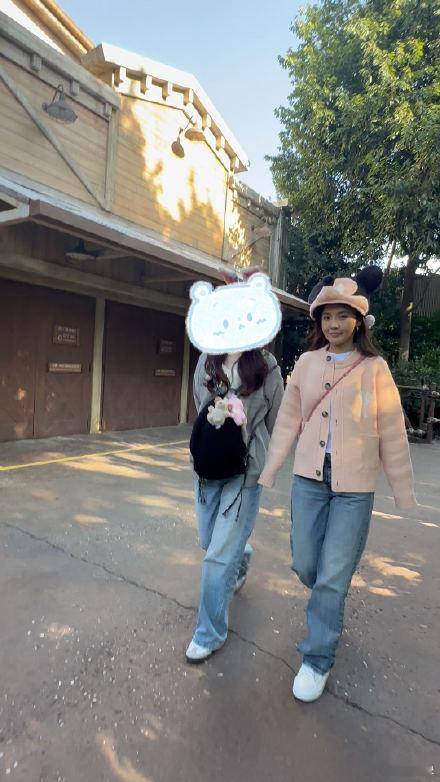 张佳宁迪士尼路透甜度超标！戴着头套东张西望，遇到新奇装置就停下来研究。这哪是明星