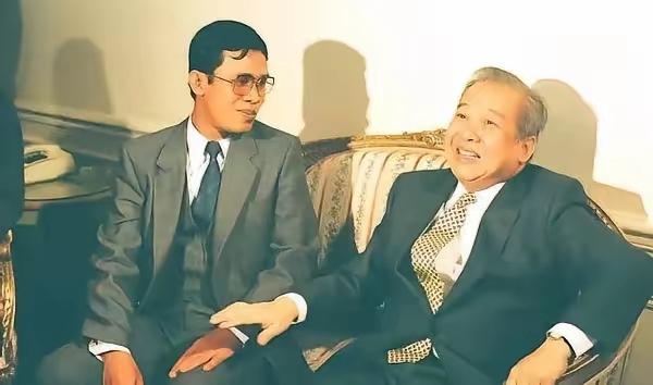 看看洪森亲王跟西哈努克国王的合影，洪森的手这么黑。
洪森亲王一个人送走了西哈努克