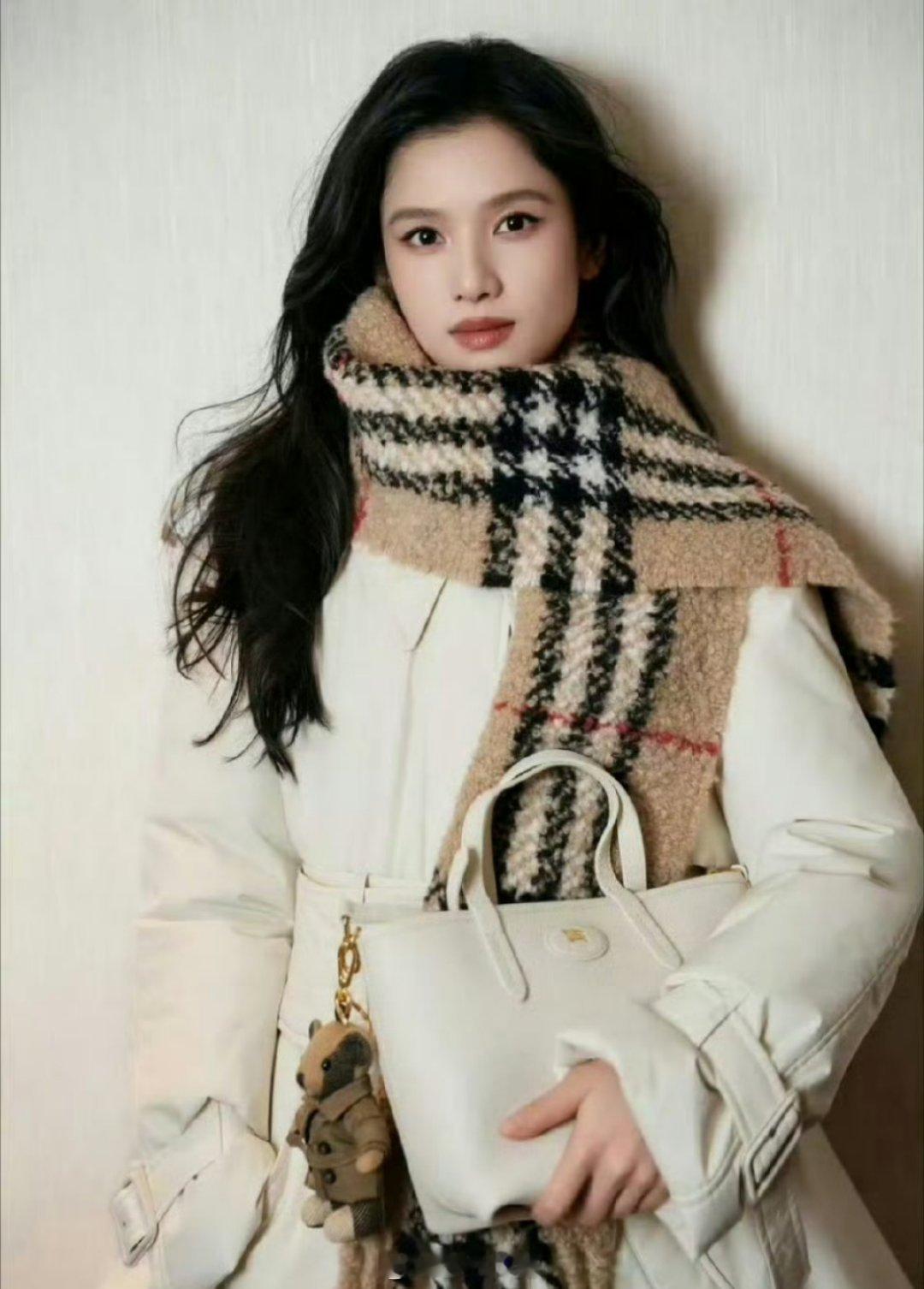 张婧仪、陈丽君、吴磊、张康乐这四位的同商务最新拍摄的大片，都是冬天氛围感十足的妆