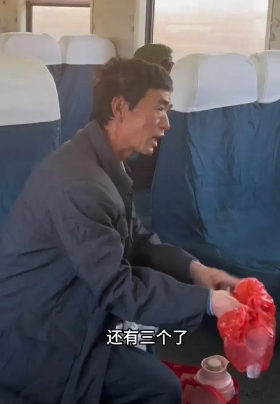 日前，通往甘肃的火车上，一男子趁大爷熟睡，偷偷将四斤橘子吃剩3个，大爷醒来十分生