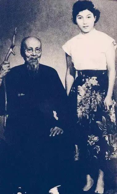 1952年的北京城，一位年近九旬的老画家把一位年仅25岁的年轻姑娘硬拽进书房，指