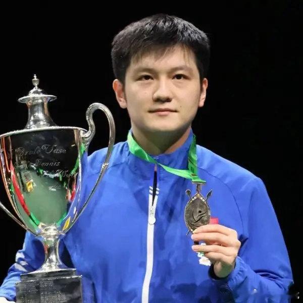 樊振东提过一件事：真正把他从少年堆里托举到巅峰的，有两个人。第一个是王涛。他说，