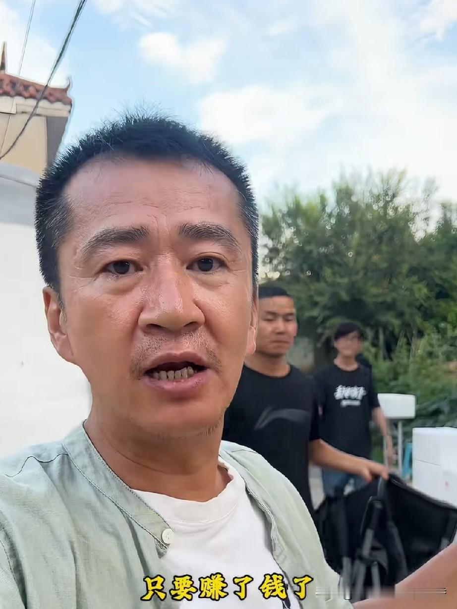 李嘉明这几天陷入了舆论的漩涡，他在个人社交平台上发视频说，前一天他说剧组的吃饭住