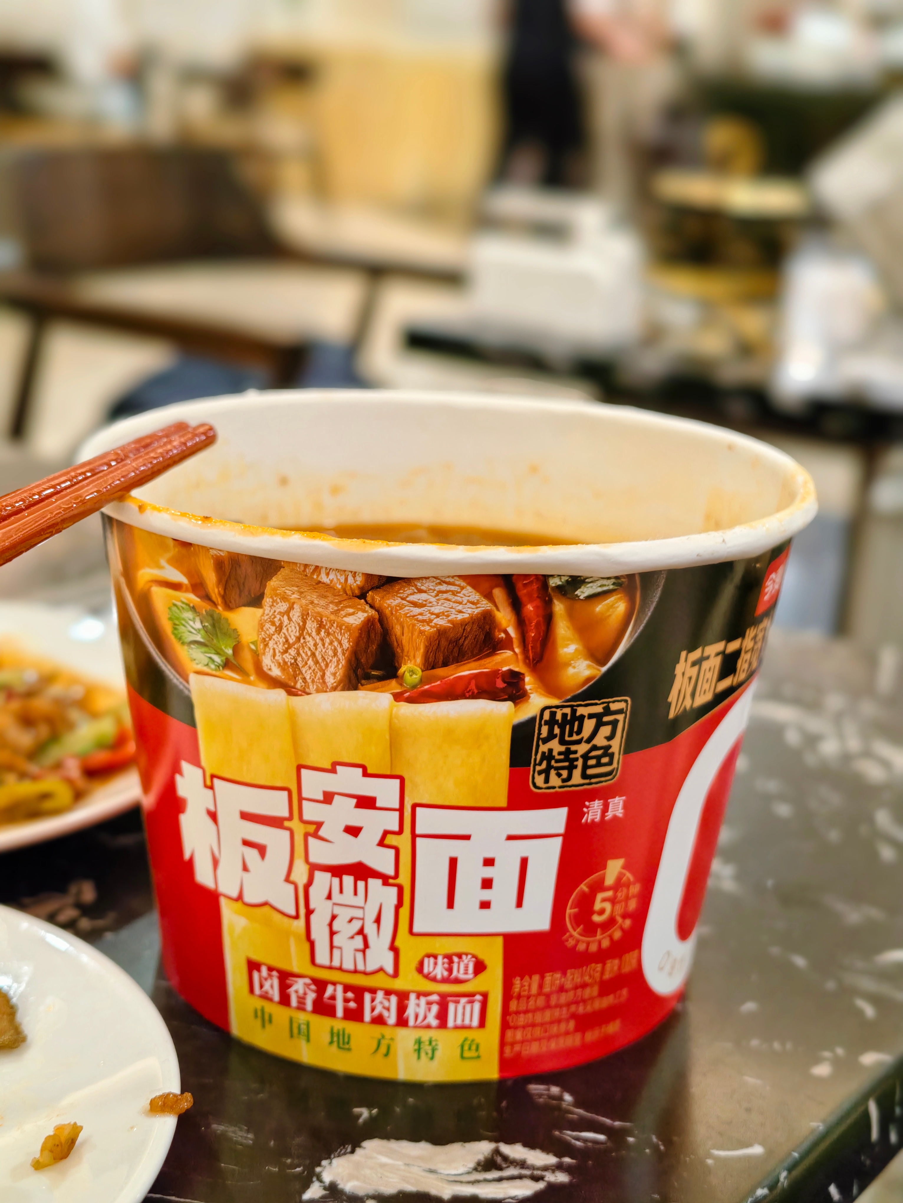 强烈安利大家，休息室吃到一种嗷嗷好吃的面，面饼非油炸，它整个汤泡起来后是有火锅煮