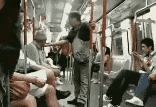 别以为大爷头发白了就好拿捏！地铁里这幕真给某些年轻人上了生动一课。
 
    