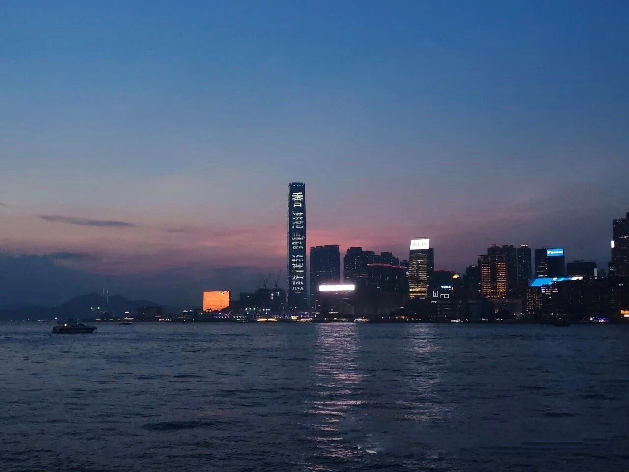 【吾心安处是吾乡】               作者：秋子遖离家久了，想家往往是
