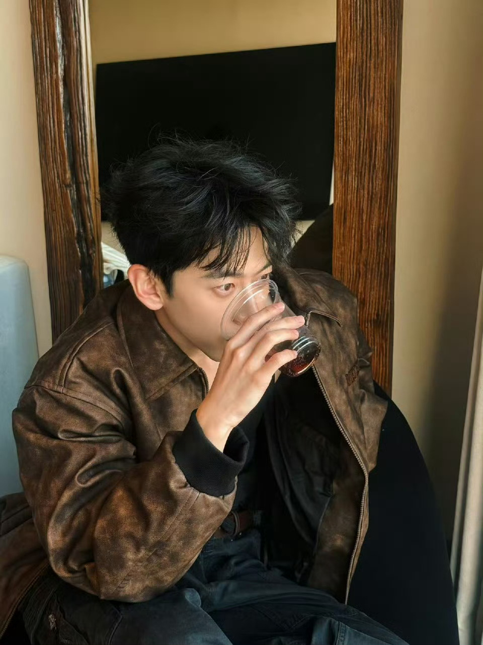 费启鸣小酌的是黑咖啡 哈哈哈太有意思了 ​​​