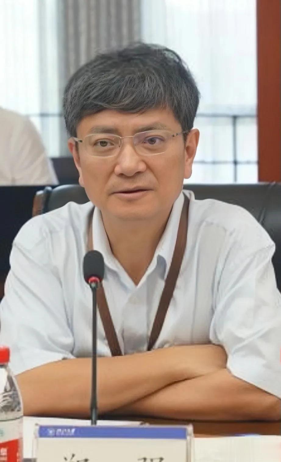 初到贵州大学，郑强不顾众人反对，让人砍掉了校园内“别有洞天”的小树林，引起学生们
