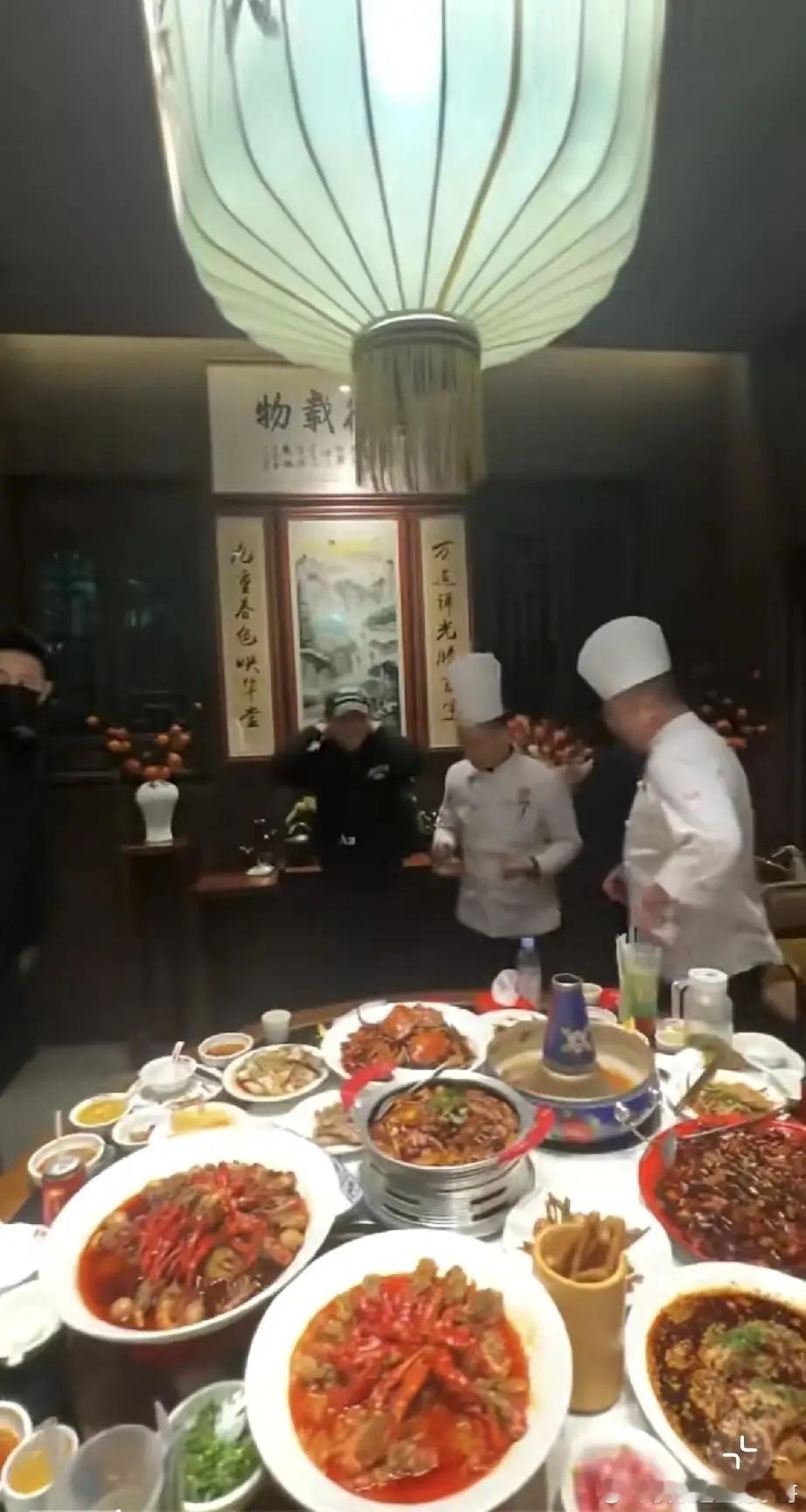 郭富城在重庆竟然吃了好多辣椒，看来是个假广东人，他用过的碗碟和吃剩的饭菜都被曝光