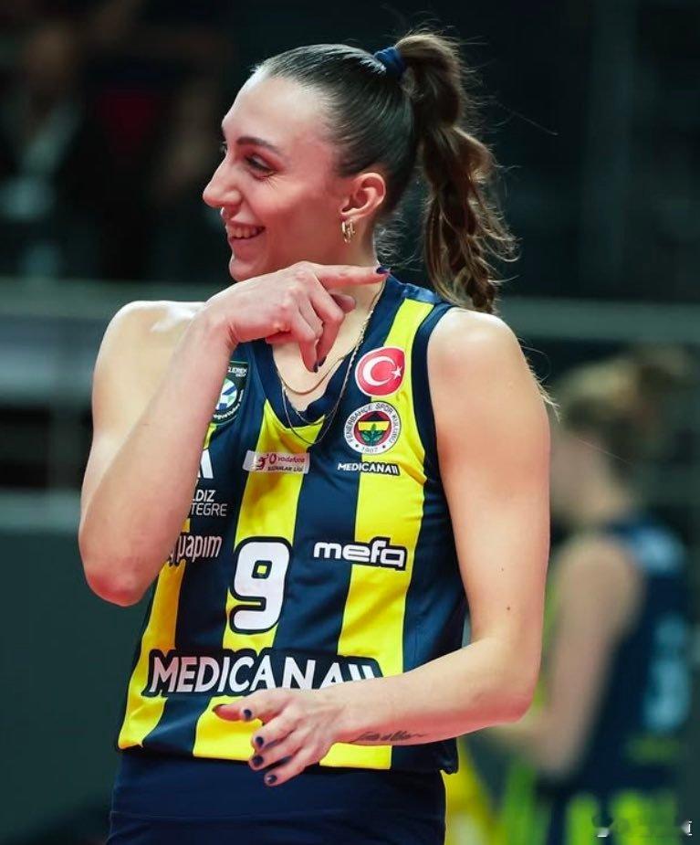 国际排坛动态伊萨奇巴希希望将副攻阿斯莉·卡拉奇招致麾下。卡拉奇与费内巴切仍有一年