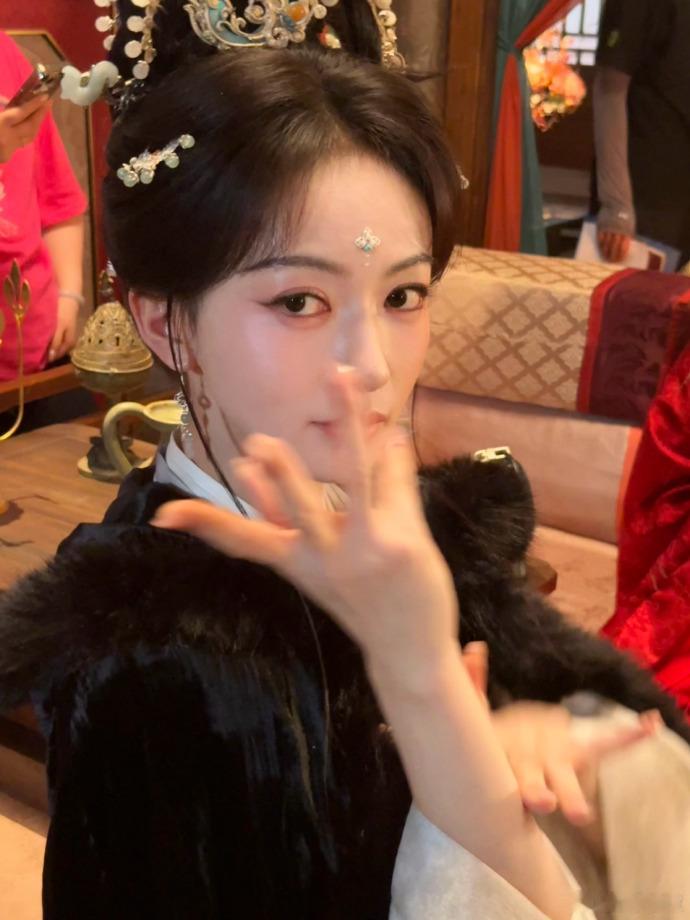 吴谨言哪里来的大侠吴谨言吊威亚上哪去 吴谨言这是哪里来的大侠呀，吊威亚准备上哪去