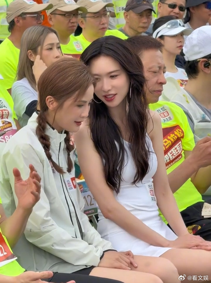 林志玲看阿sa的眼神太温柔了林志玲阿sa你俩在聊什么温柔笑意藏不住！林志玲阿sa