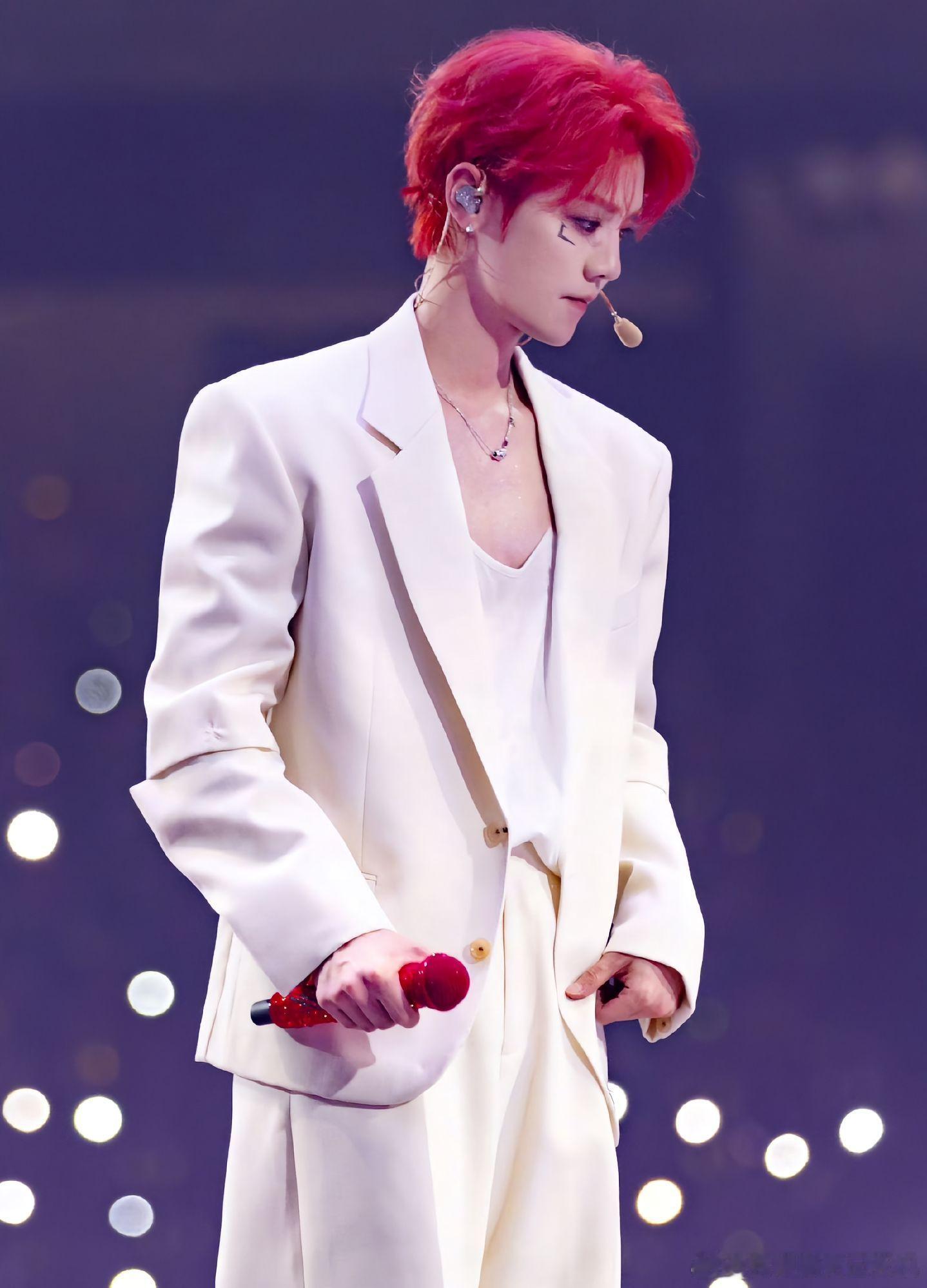 鹿晗纯白西装纯净感鹿晗一鹿守护四季舒肤 鹿晗纯白西装纯净感，鹿晗一鹿守护四季舒肤