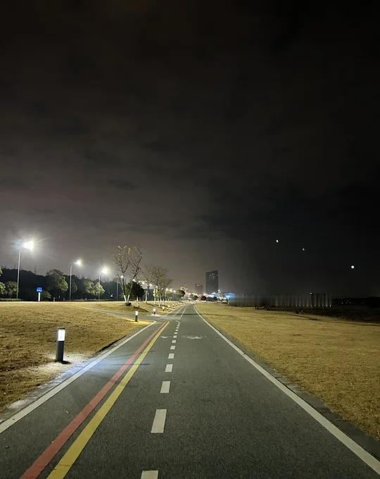 独享湖边跑道也太爽了
太湖一号公路这边景美人少道路也平坦，简直是跑步人的天堂，天