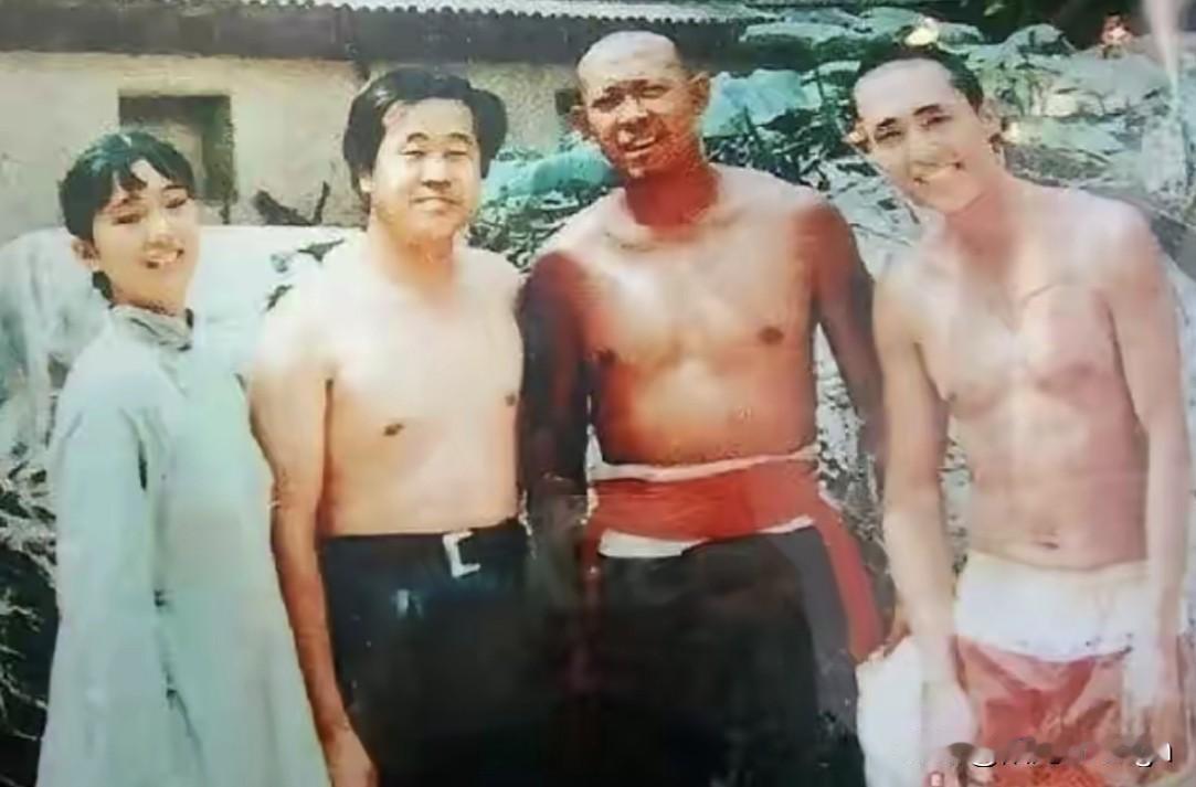 这张照片，一下就把人拉回了80年代那种粗粝鲜活的日子里。

那会儿拍电影没那么多