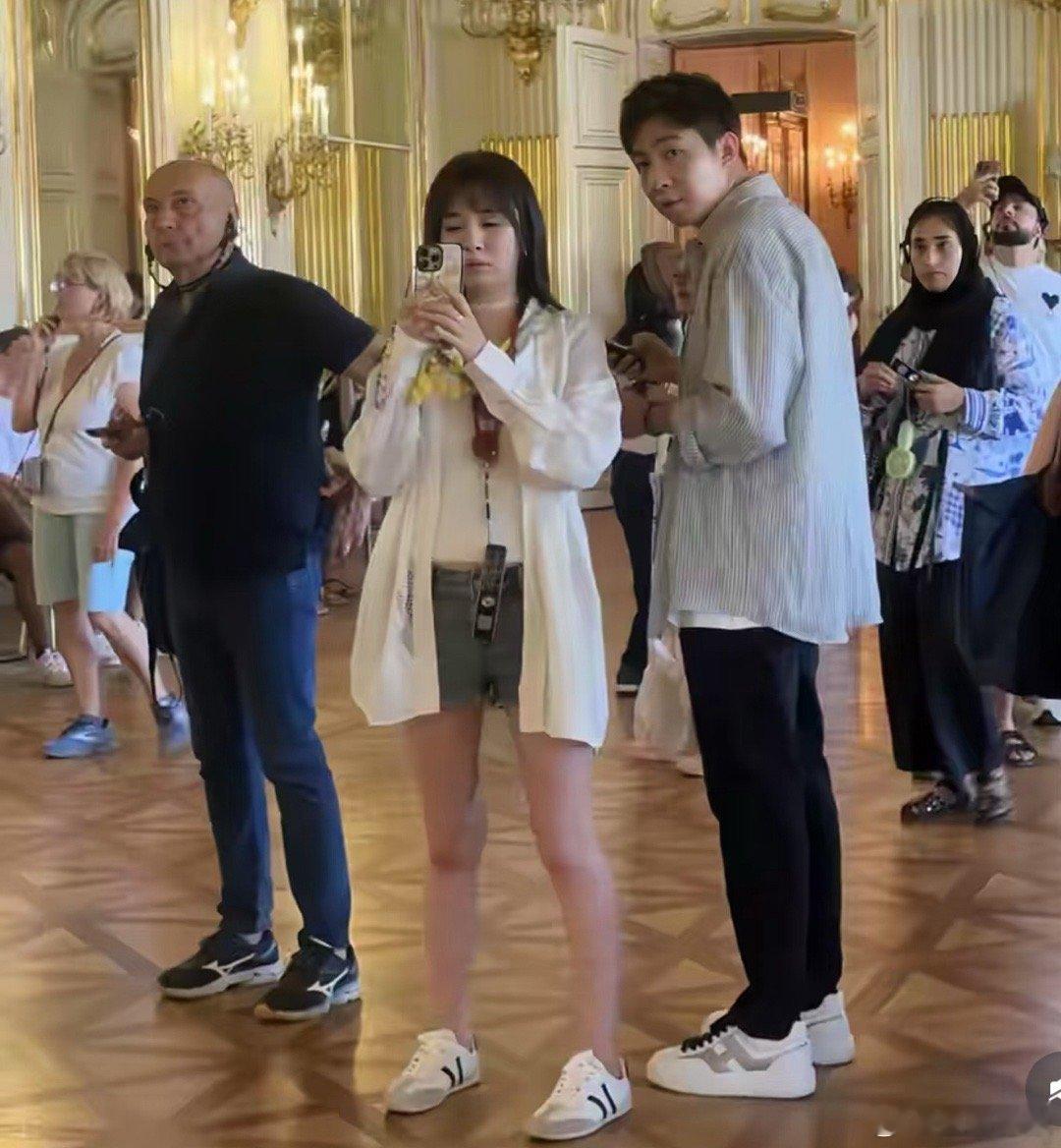 俞灏明王晓晨欧洲旅游被偶遇，之前俞灏明微博表白王晓晨想结婚，但是女方并没有回应，