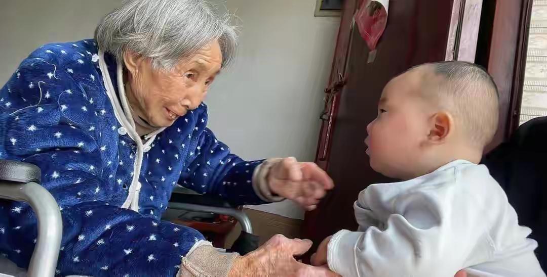 一位退休女教师，靠8000元退休金，把两个被命运抛下的孩子，重新养成了“家”？