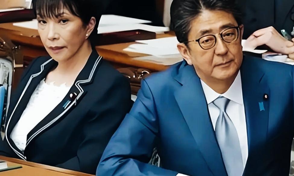 高市早苗和安倍这面部表情，是不是出奇的一致啊？
同时一脸严肃的表情，像是很不开心