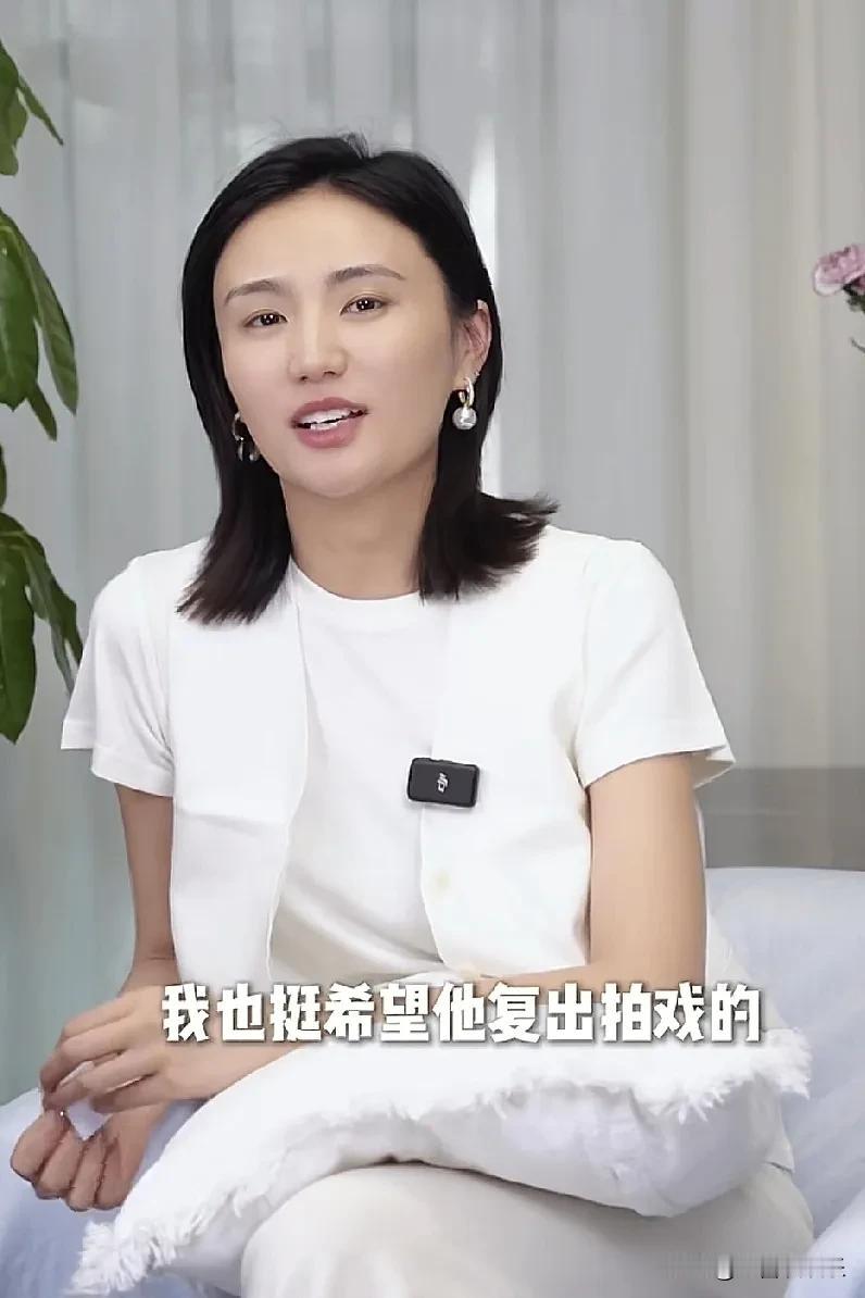 有人问李亚鹏媳妇儿，为什么不让他去拍戏？海哈金喜直率地说，也想让他去拍戏，可惜没