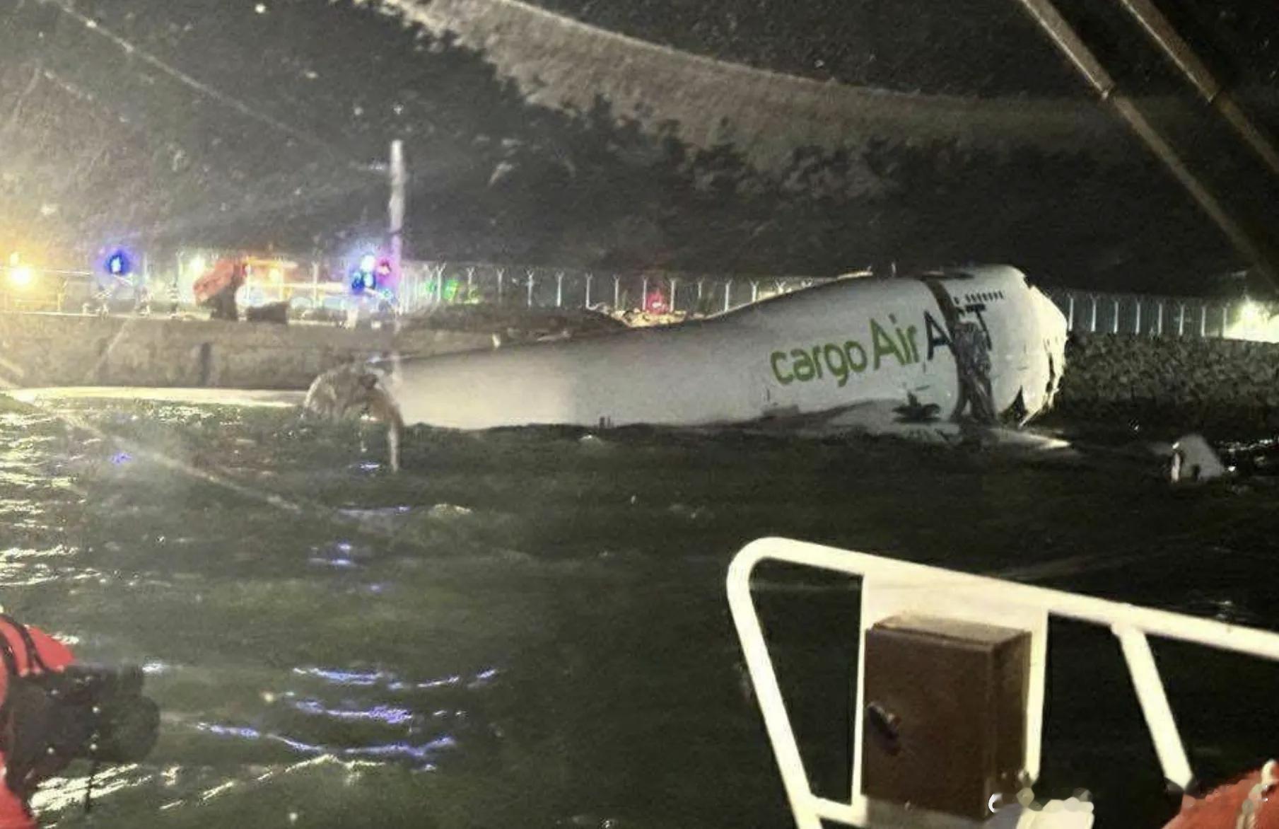 香港机场一飞机降落时冲出跑道坠海热点现场 重大突发！香港机场一飞机坠海，2人死亡