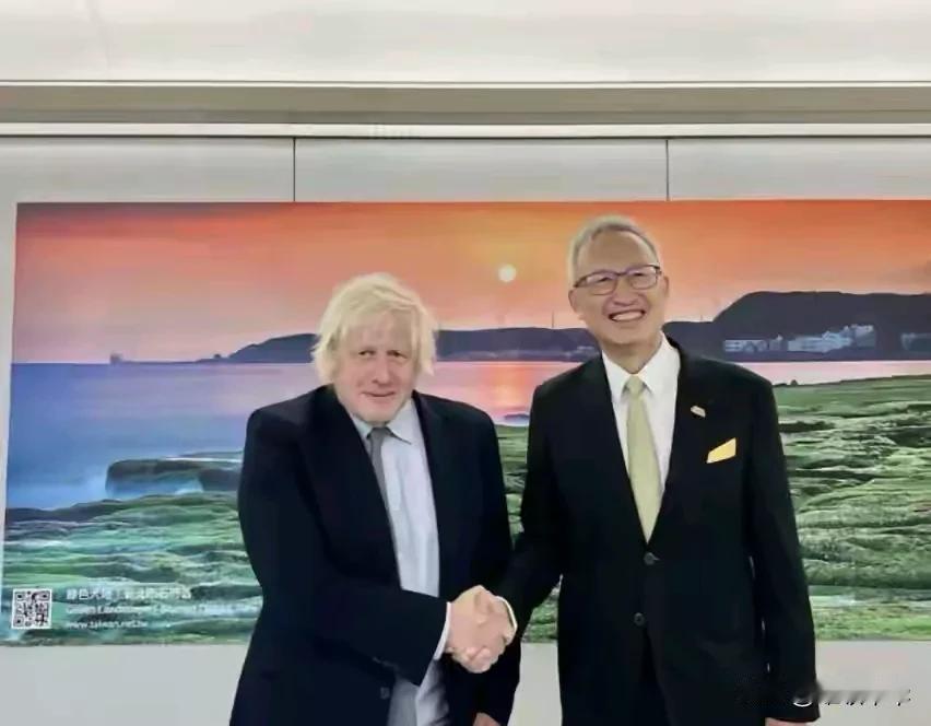 英国前首相约翰逊犹如“掉了毛的凤凰”，在英国，下台前首相很多位，不像我们想象的有