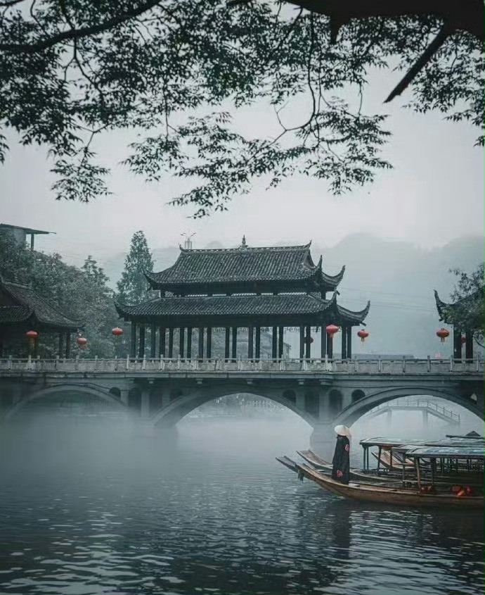 凤凰古城，几多烟雨，几多愁绪？ 