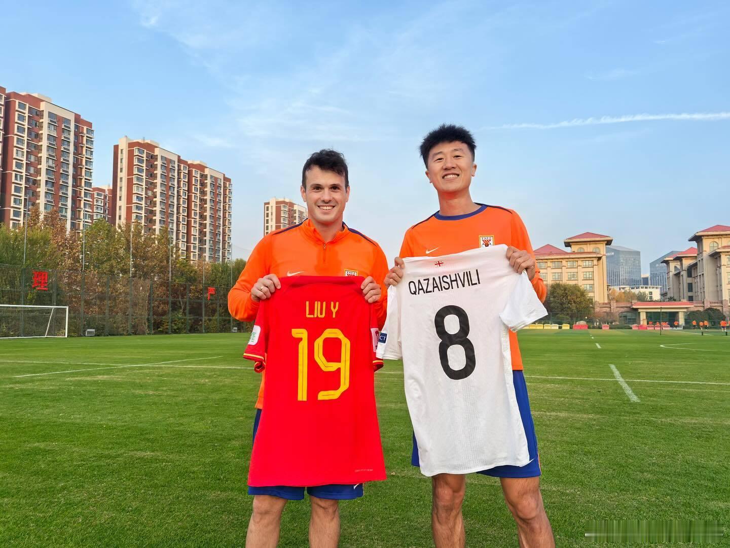 刘厂长跟经十路球王交换国家队球衣，基本上官宣离队了吧 