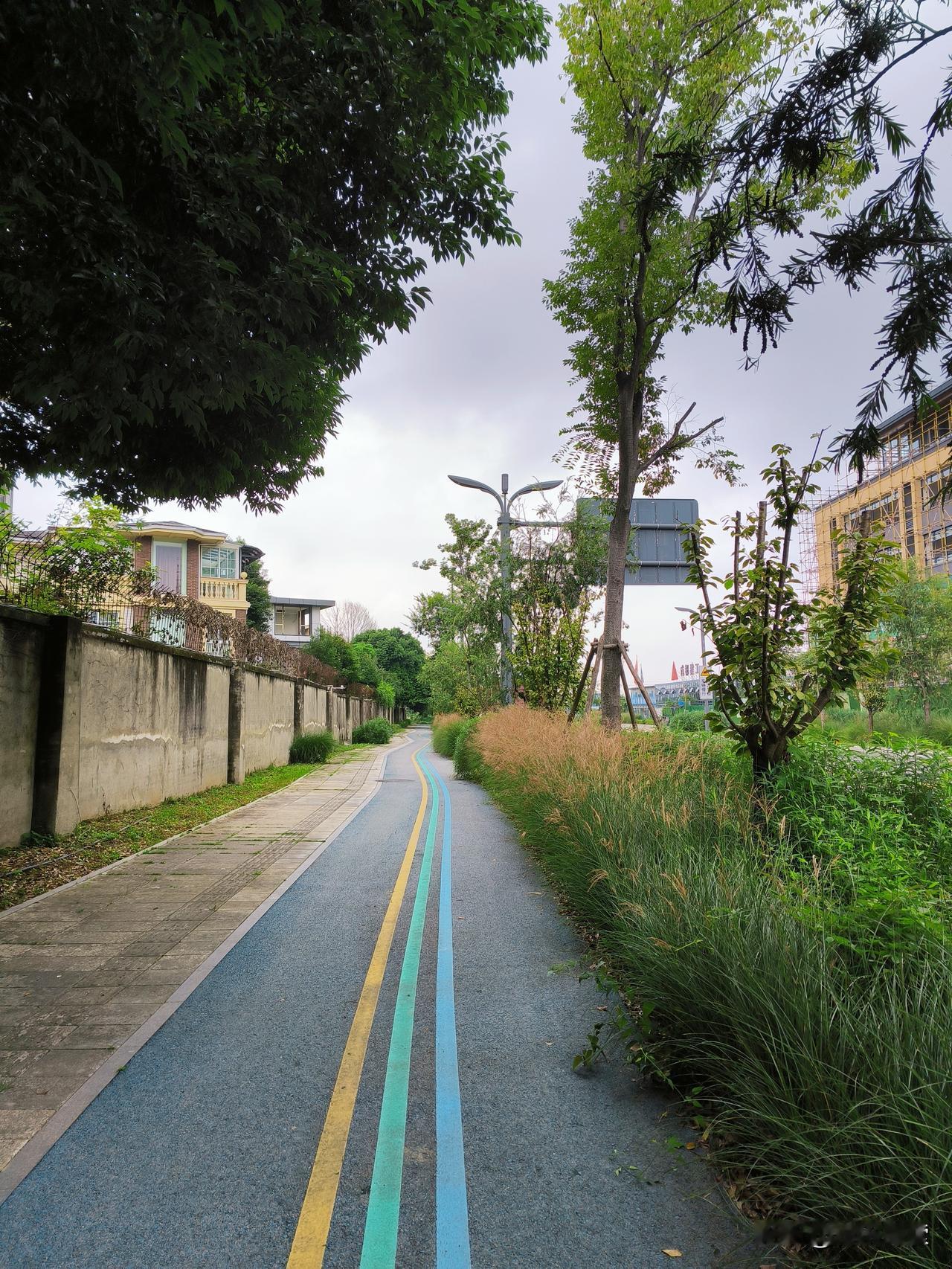 网友发视频曝光厦门一酒店
中国人穿着拖鞋被拦住不让进餐厅
外国人却可以穿着拖鞋进