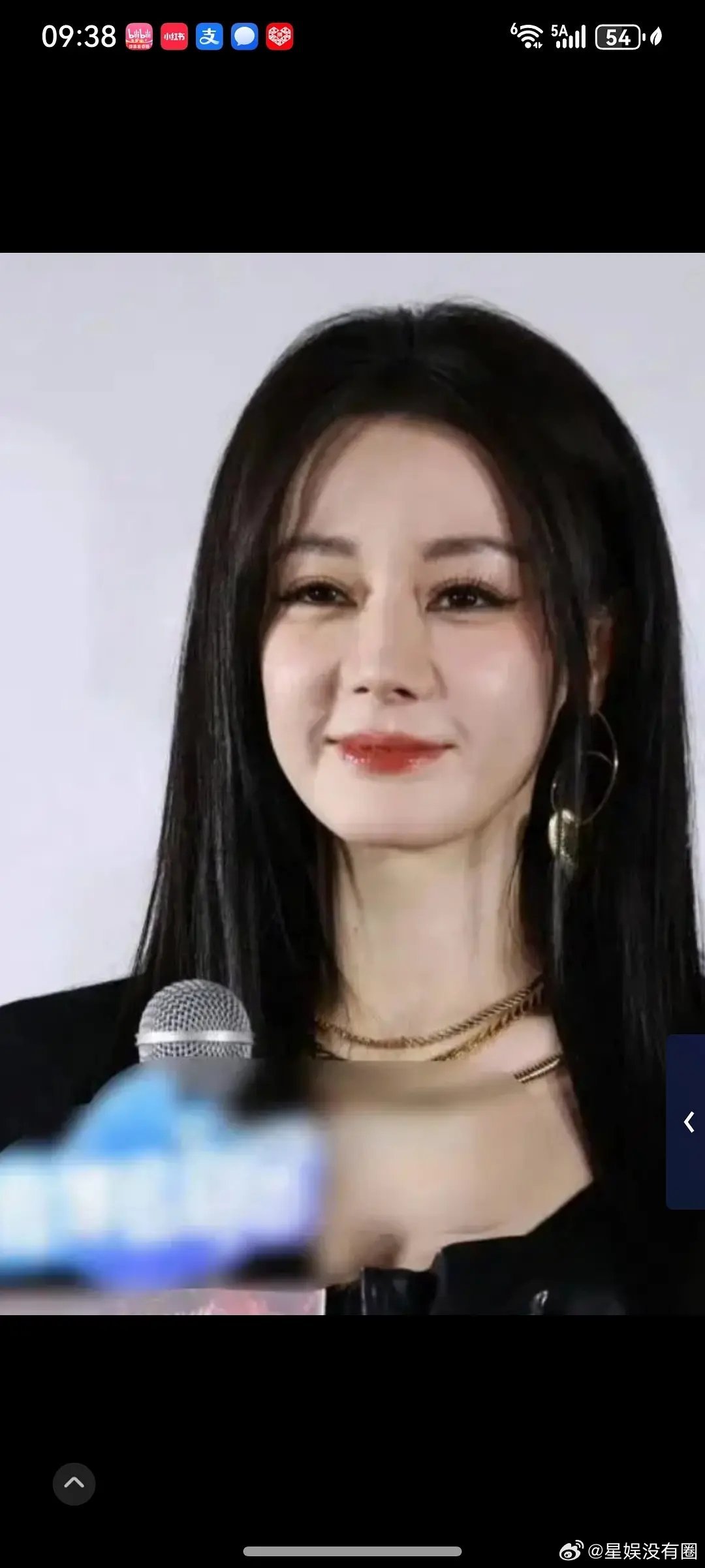 网友问，迪丽热巴现在咋这样了？确实和网上精修有差距哈。。。 