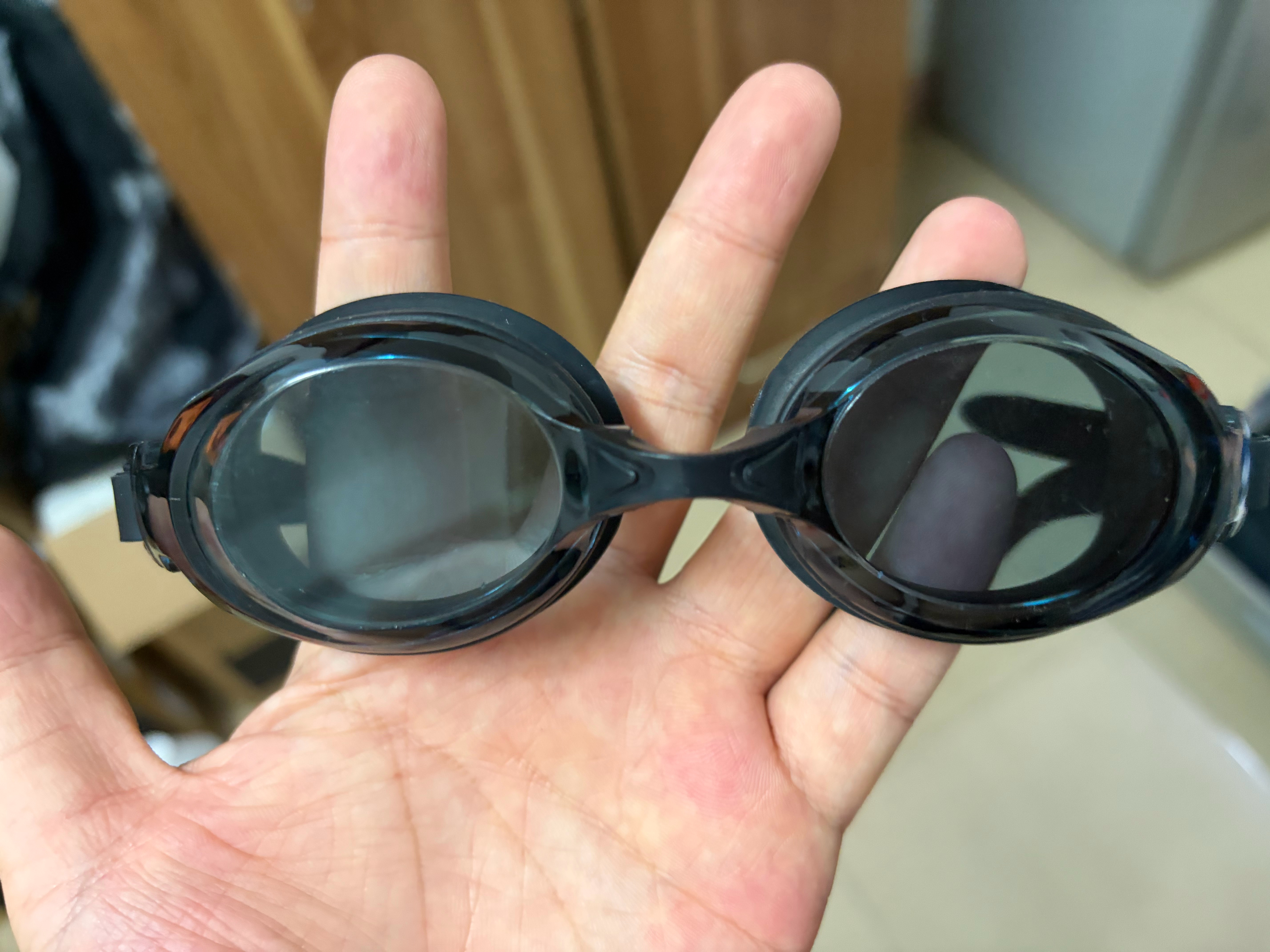 我真的焯了，第一幅游泳眼镜我上次去游泳，在家里翻箱倒柜愣是没找到，今晚闲着没事做