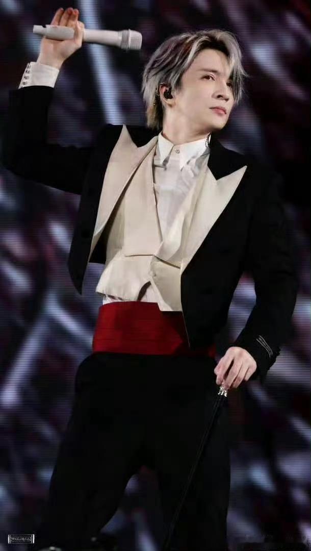 你是说薛之谦给你当和声吗 薛之谦是真宠粉！南京演唱会歌迷开嗓惊艳，他就默默当和声