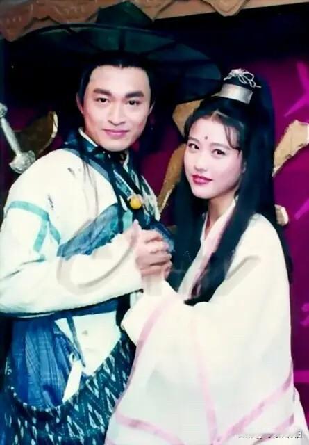 🎬94版倚天幕后旧照曝光：张无忌与周芷若戏外有多甜，戏里就有多虐😭

翻到一