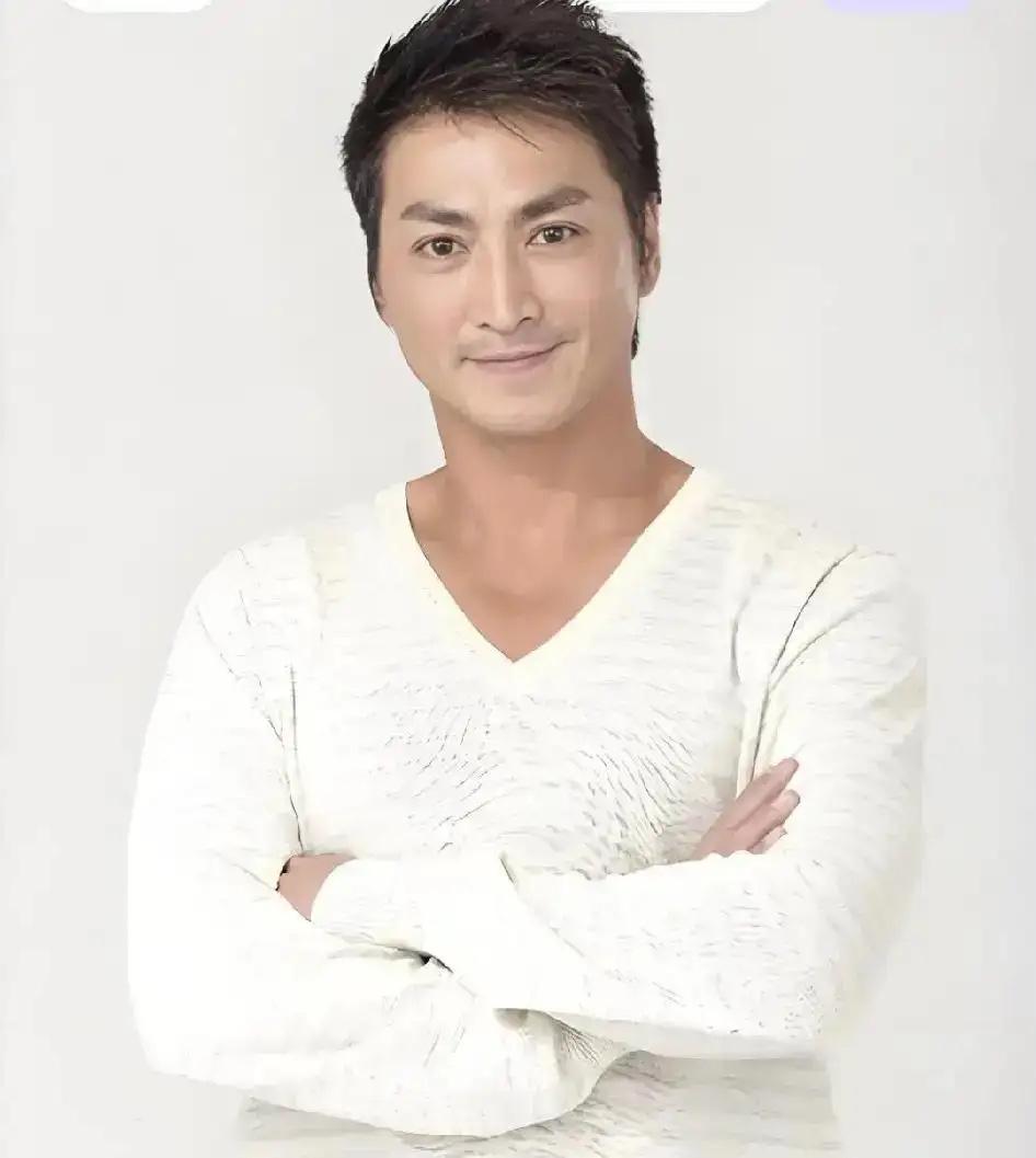 何家劲吐槽祖国的银行办事效率慢，香港的银行服务快。

何家劲近日说，香港什么都慢